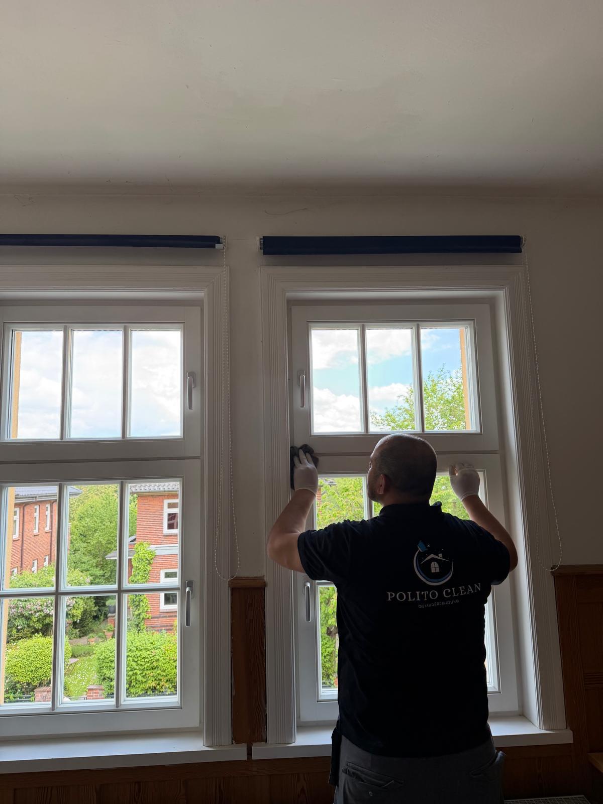 Mitarbeiter von Polito Clean bei der Fensterreinigung